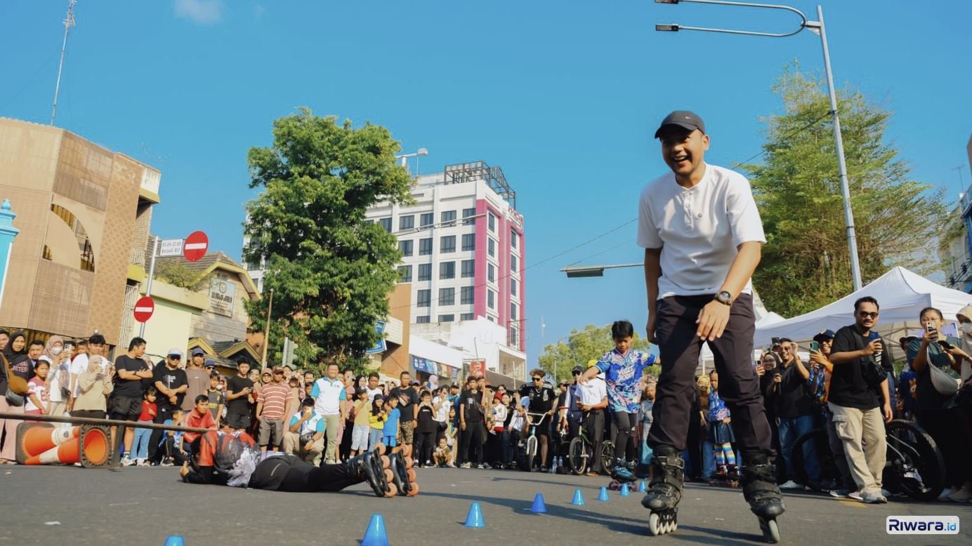 Wali Kota Solo Respati Ardi menjajal permainan roller skate di area Car Free Day Jalan Slamet Riyadi